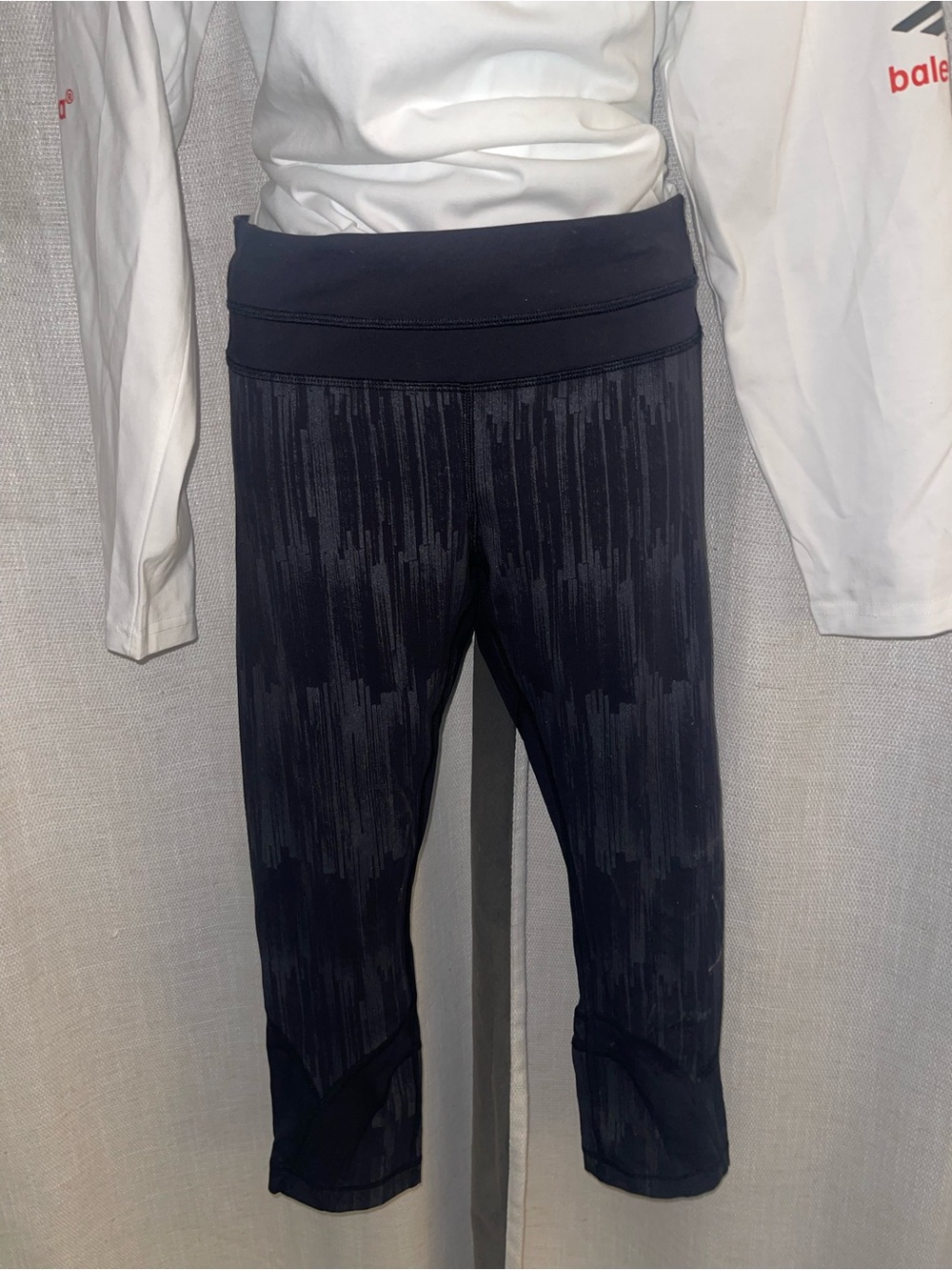 Dark Navy Patterned Capri Leggings LULULEMON CROPS SIZE 6 BEAUTIFUL PATTERN!